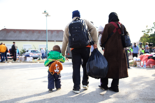 Ankunft einer geflüchteten Familie an der Grenze